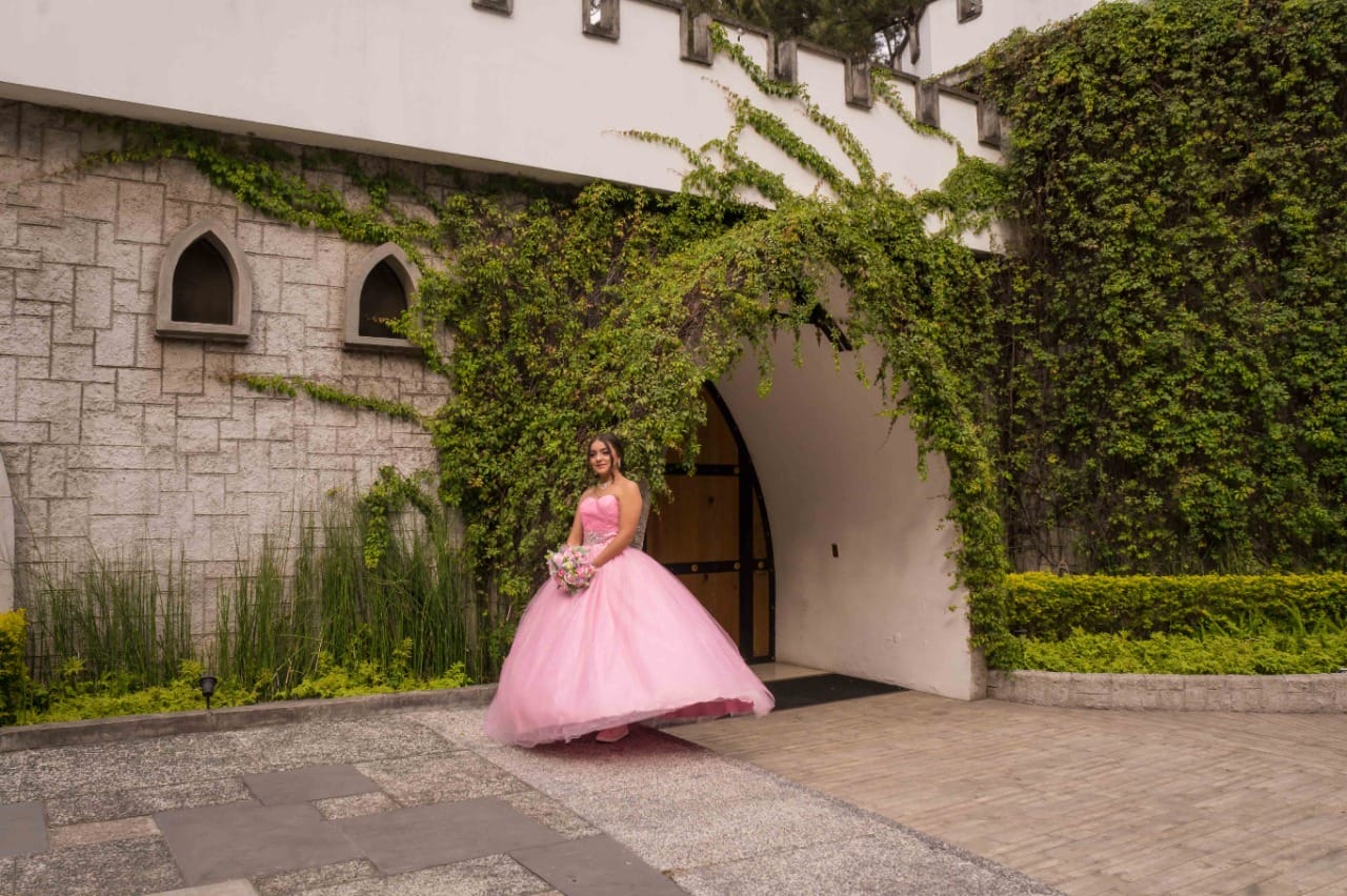 Cada quinceañera tiene su propio cuento de hadas y estamos aquí para capturarlo en cada imagen.